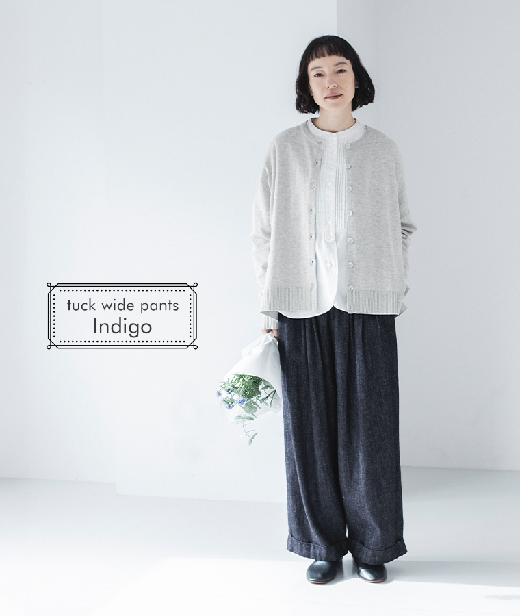 タックワイドパンツ(インディゴ)着用の全身前のコーディネート