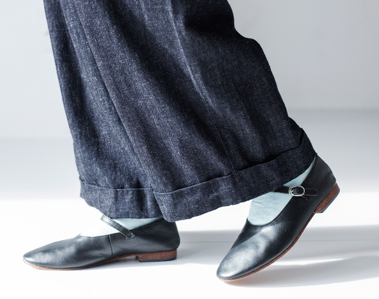 タックワイドパンツ(インディゴ)着用の裾寄りカット