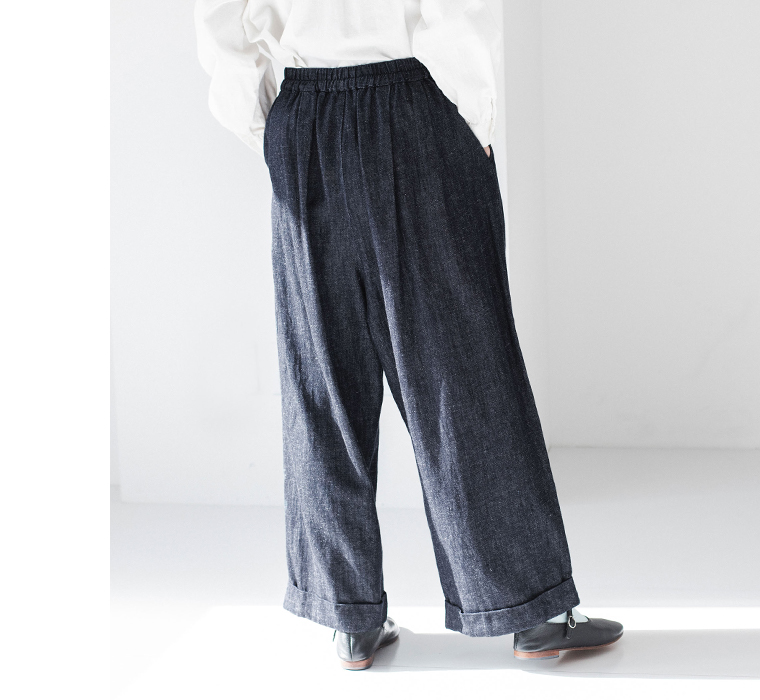 タックワイドパンツ(インディゴ)着用の下半身寄りバックシルエット