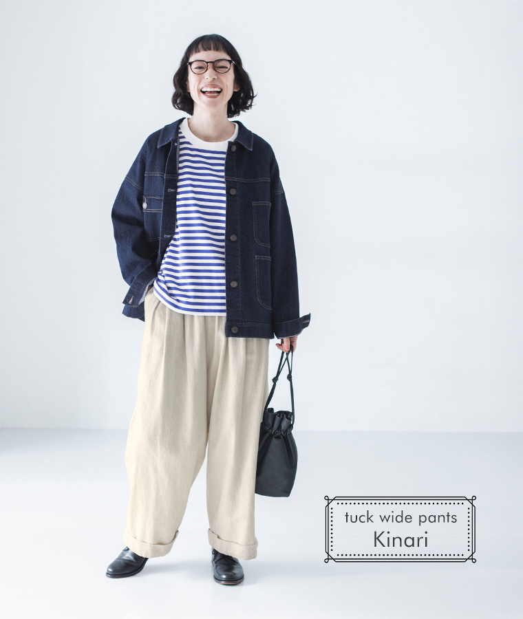 タックワイドパンツ(キナリ)着用の全身前のコーディネート