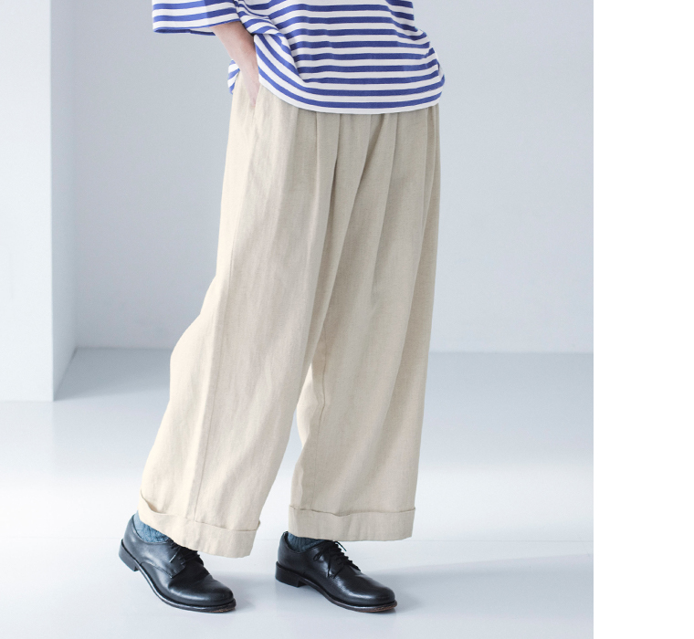 タックワイドパンツ(キナリ)着用の下半身寄り前カット