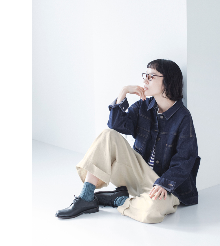 タックワイドパンツ(キナリ)を着用し座った全身カット