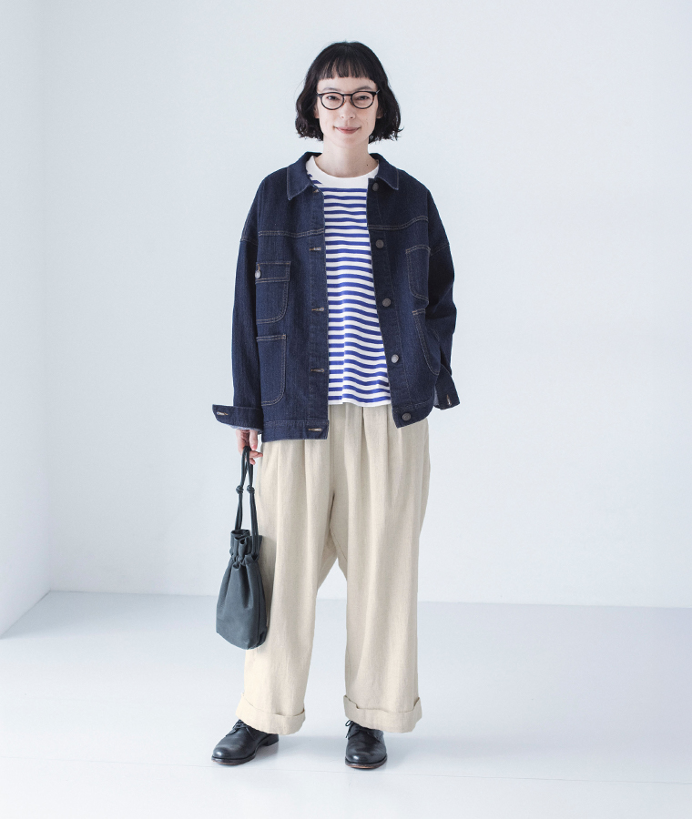 タックワイドパンツ(キナリ)を着用しポケットに手を入れた全身コーディネート