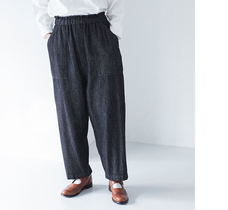 ベイカーパンツ(インディゴ)着用の下半身寄り前カット