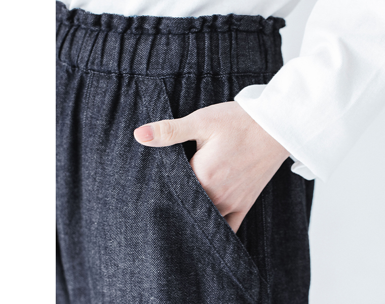 ベイカーパンツ(インディゴ)着用のポケット寄りカット