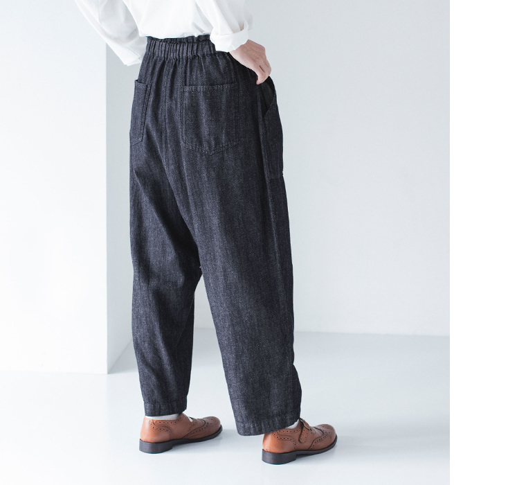 ベイカーパンツ(インディゴ)着用の下半身寄りバックシルエット