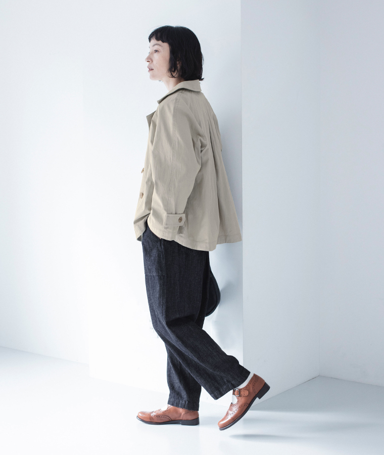 ベイカーパンツ(インディゴ)着用の全身斜め後ろのコーディネート