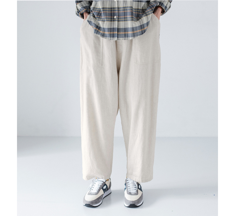 ベイカーパンツ(キナリ)着用の下半身寄り前カット