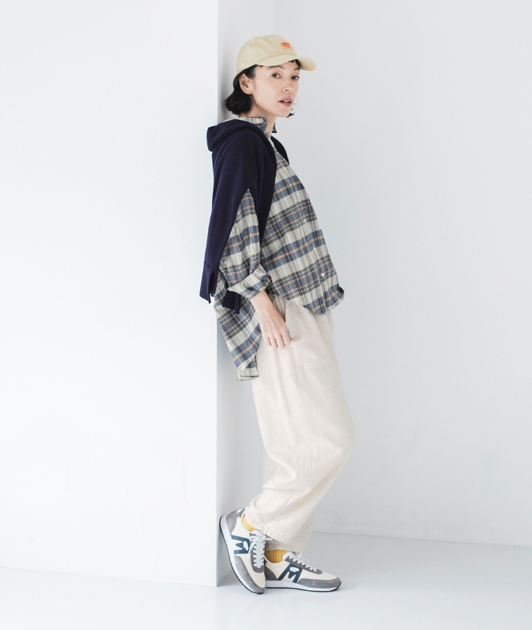 ベイカーパンツ(キナリ)着用の全身横のコーディネート