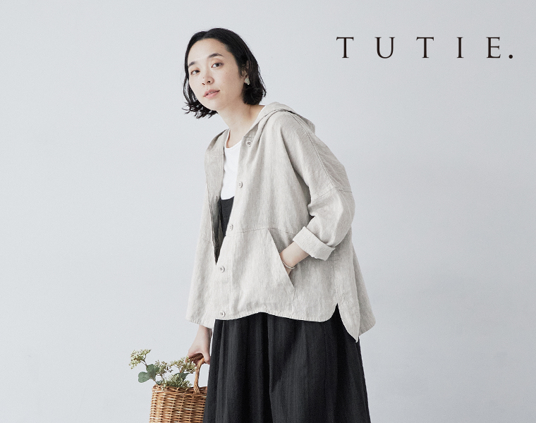 TUTIE. 大人に似合う贅沢リネンパーカーを着用した女性モデル