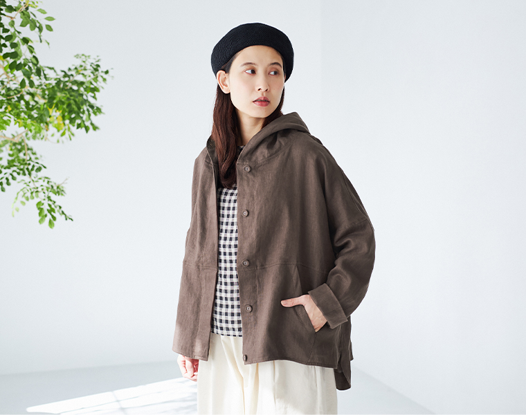 TUTIE. 大人に似合う贅沢リネンパーカー（ブラウン）を着用した女性モデルの上半身コーディネート