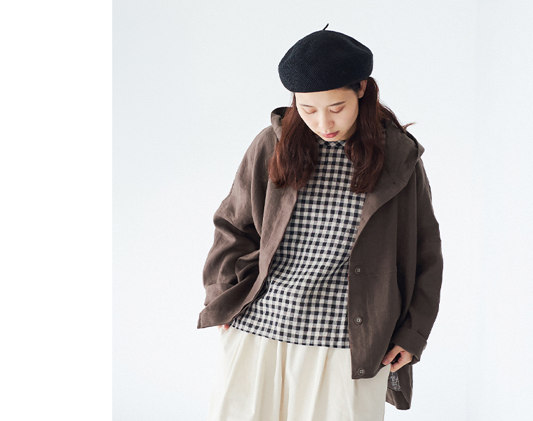 TUTIE. 大人に似合う贅沢リネンパーカー（ブラウン）を着用した女性モデルの前開きコーディネート