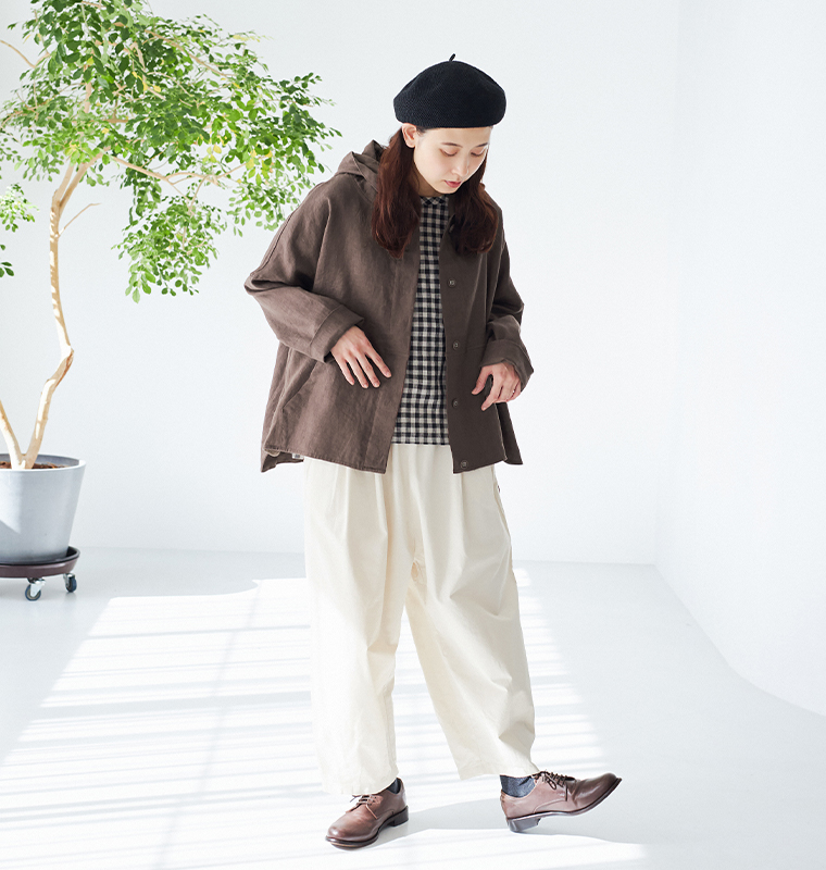 TUTIE. 大人に似合う贅沢リネンパーカー（ブラウン）を着用した女性モデルの全身スタイリング