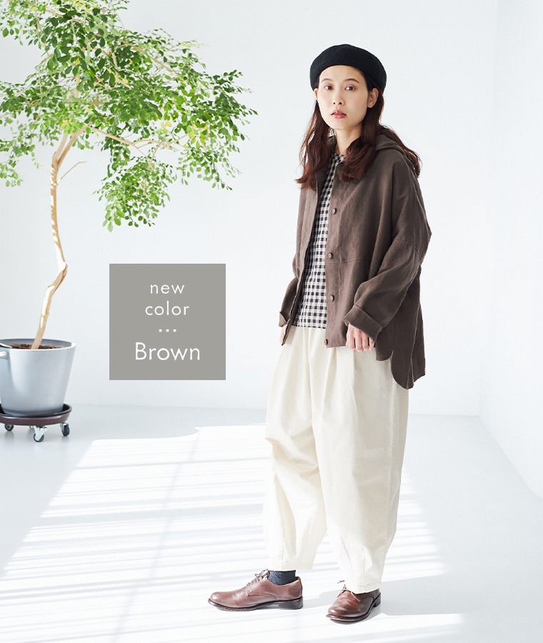 TUTIE. 大人に似合う贅沢リネンパーカー（ブラウン）を着用した女性モデルの全身コーディネート