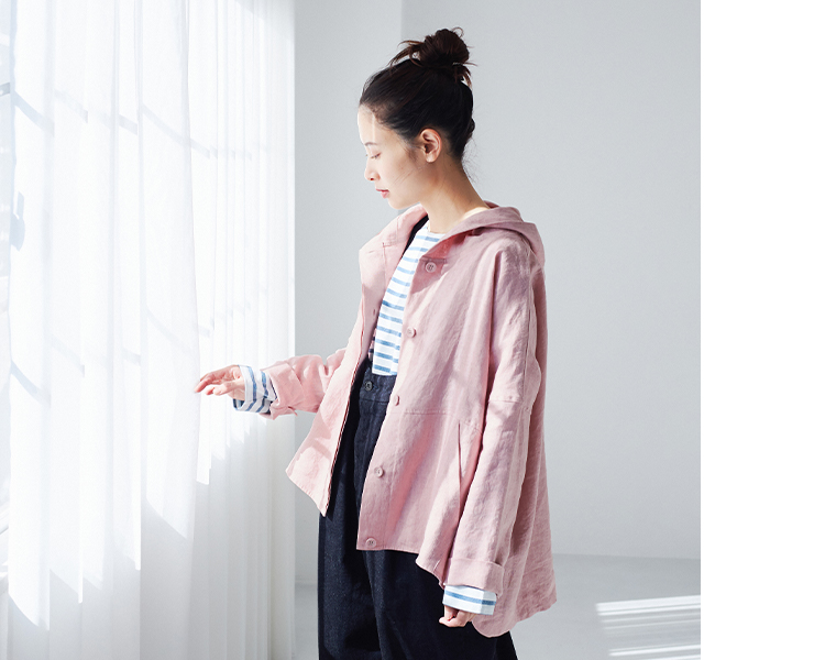 TUTIE. 大人に似合う贅沢リネンパーカー（ピンク）を着用した女性モデルの横向きコーディネート