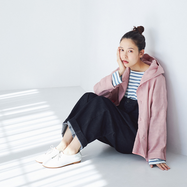 TUTIE. 大人に似合う贅沢リネンパーカー（ピンク）を着用した女性モデルの座り姿コーディネート