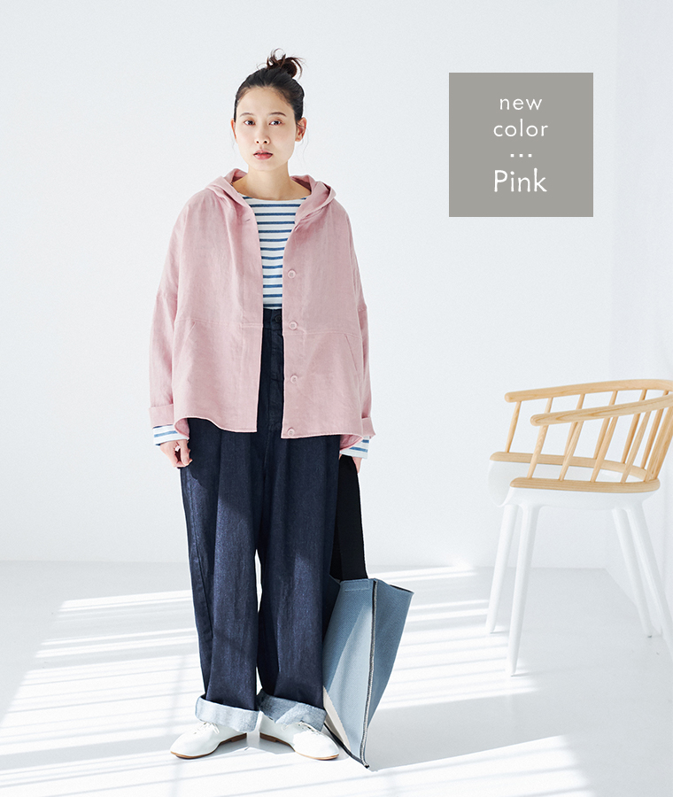 TUTIE. 大人に似合う贅沢リネンパーカー（ピンク）を着用した女性モデルの全身コーディネート