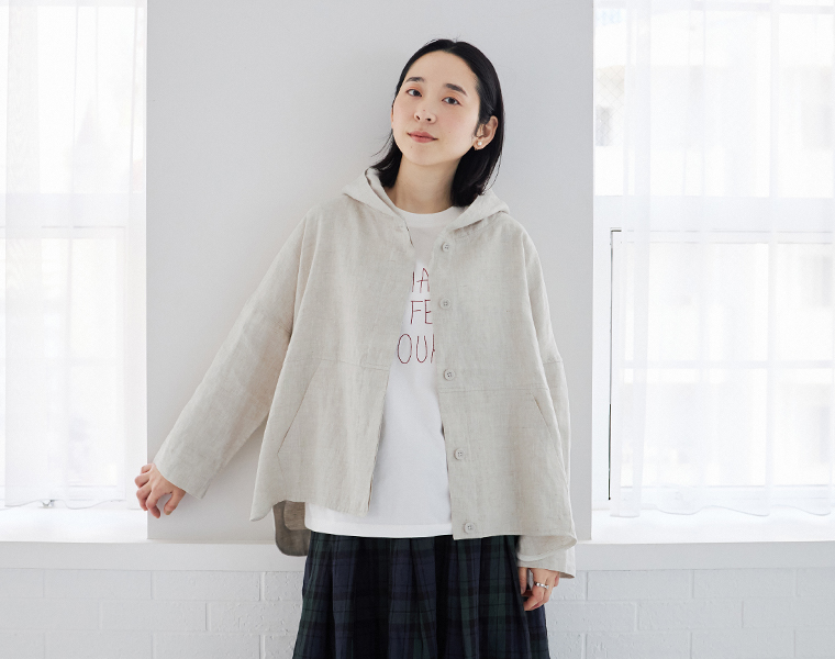 TUTIE. 大人に似合う贅沢リネンパーカー（ナチュラル）を着用した女性モデルの上半身コーディネート