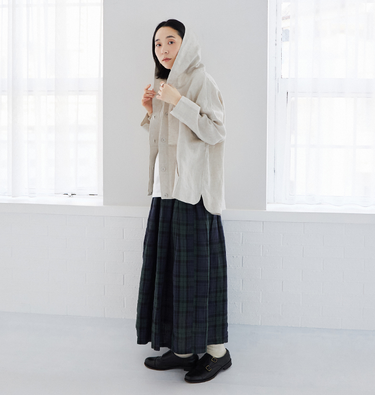 TUTIE. 大人に似合う贅沢リネンパーカー（ナチュラル）をフードをかぶって着用した女性モデルの全身コーディネート