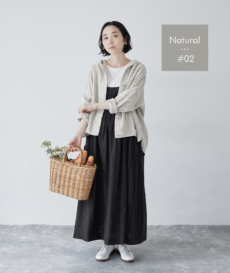 TUTIE. 大人に似合う贅沢リネンパーカー（ナチュラル）を着用した女性モデルの全身コーディネート（カゴバッグ合わせ）