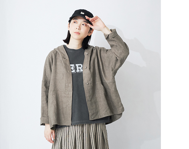 TUTIE. 大人に似合う贅沢リネンパーカー（モスグリーン）を着用した女性モデルの上半身コーディネート