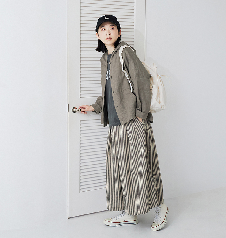 TUTIE. 大人に似合う贅沢リネンパーカー（モスグリーン）を着用した女性モデルの全身スタイリング