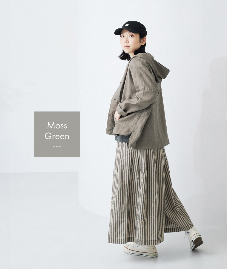 TUTIE. 大人に似合う贅沢リネンパーカー（モスグリーン）を着用した女性モデルの全身コーディネート