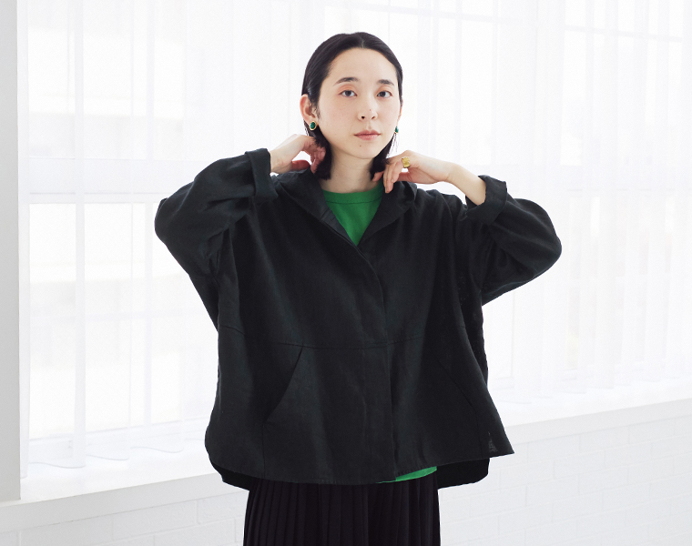 TUTIE. 大人に似合う贅沢リネンパーカー（ブラック）を着用した女性モデルの上半身コーディネート