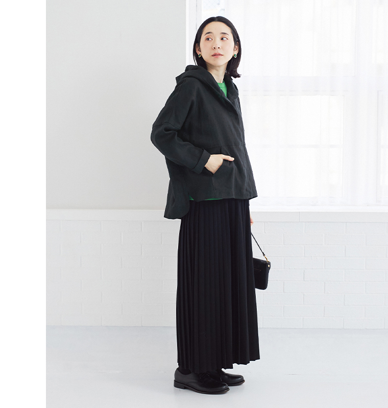 TUTIE. 大人に似合う贅沢リネンパーカー（ブラック）を着用した女性モデルの横向きコーディネート
