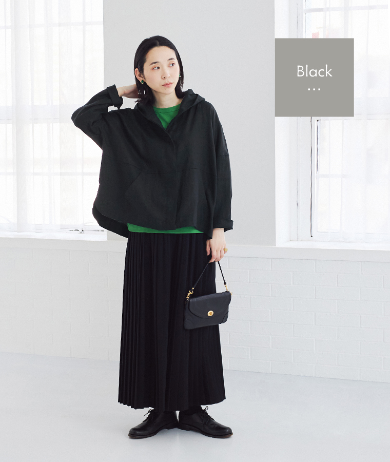 TUTIE. 大人に似合う贅沢リネンパーカー（ブラック）を着用した女性モデルの全身コーディネート