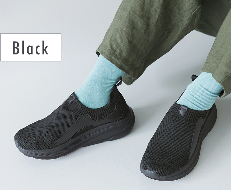 ブラックのニット編みスニーカーの足元ディテールカット