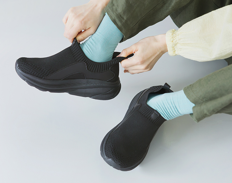 ブラックのニット編みスニーカーの着脱ディテールカット