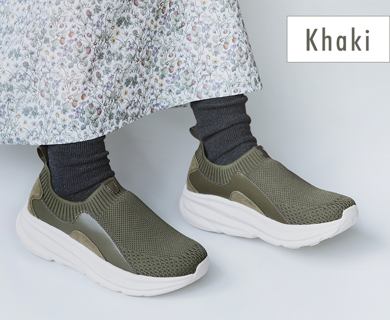 カーキのニット編みスニーカーの足元ディテールカット