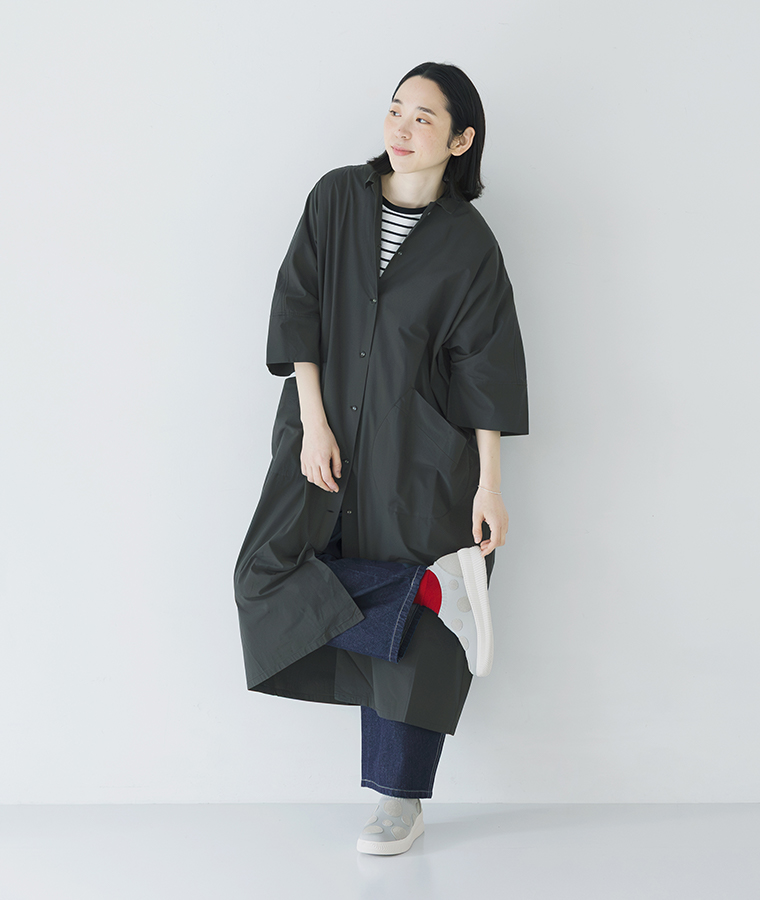 ライトグレーのドットスリッポンスニーカーを着用したモデルの全身カット