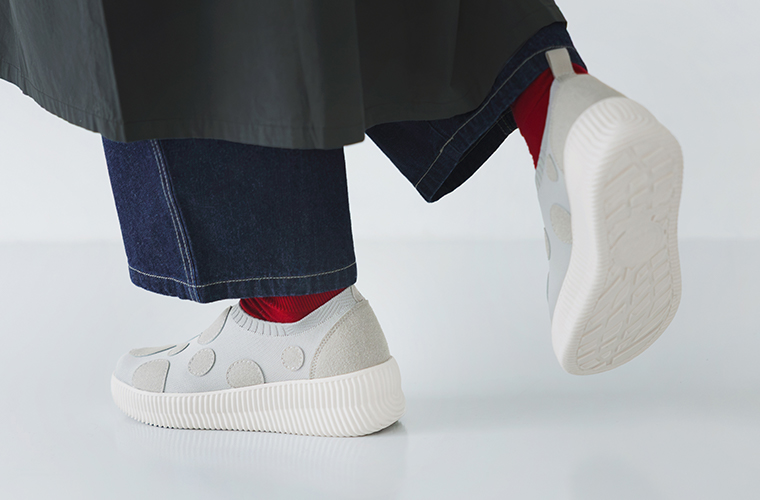 ライトグレーのドットスリッポンスニーカーのソール裏ディテールカット