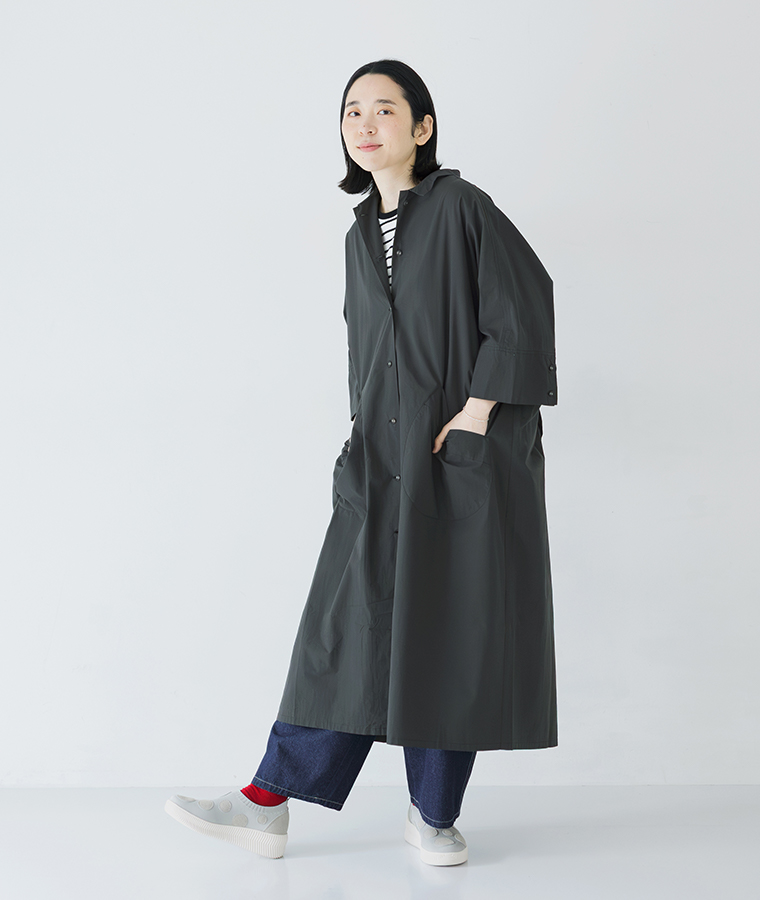 ライトグレーのドットスリッポンスニーカーを着用したモデルの正面全身カット