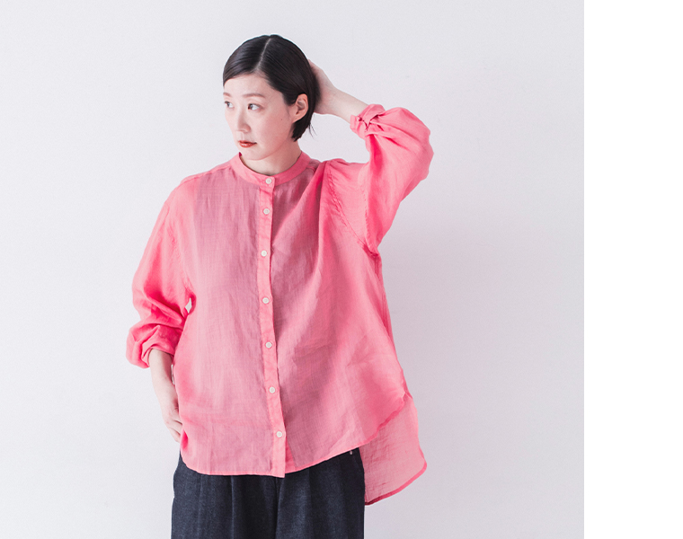 シアーリネンバンドカラーブラウス(ピンク)着用の上半身寄り