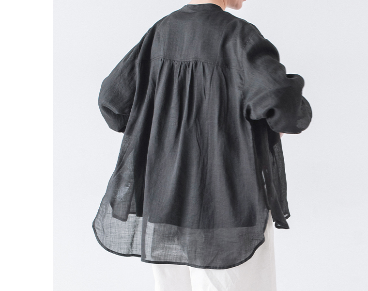 シアーリネンバンドカラーブラウス(ブラック)着用の上半身寄りバックシルエット