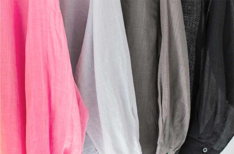 シアーリネンバンドカラーブラウス(イエロー、ピンク、グレー、ブラウン、ブラック)の掛け生地寄り