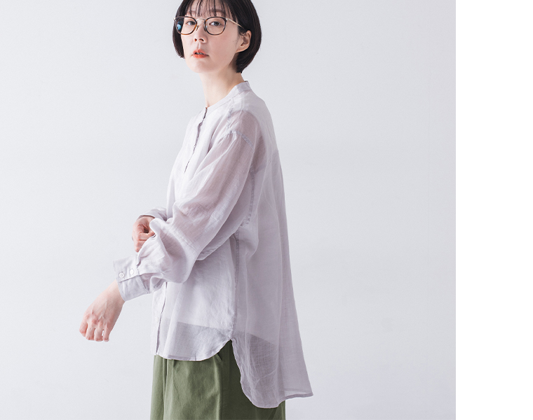 シアーリネンバンドカラーブラウス(グレー)着用の上半身寄り横カット