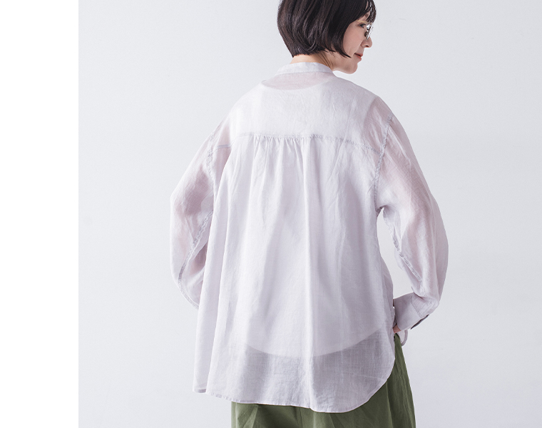 シアーリネンバンドカラーブラウス(グレー)着用の上半身寄りバックシルエット