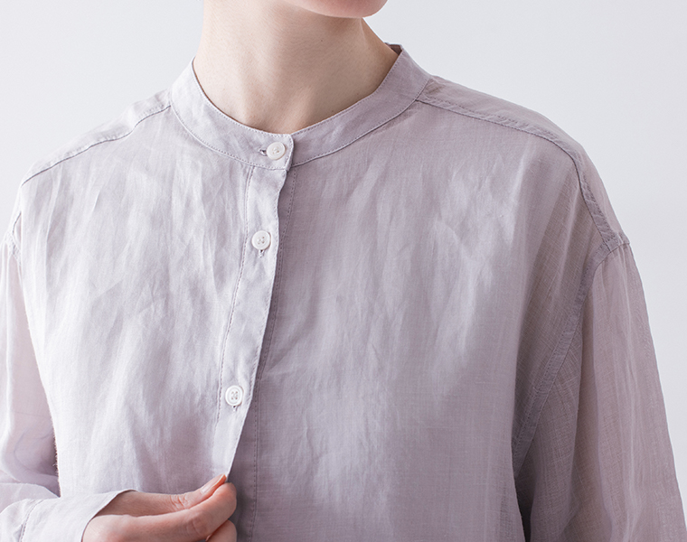 シアーリネンバンドカラーブラウス(グレー)着用の襟元寄りカット