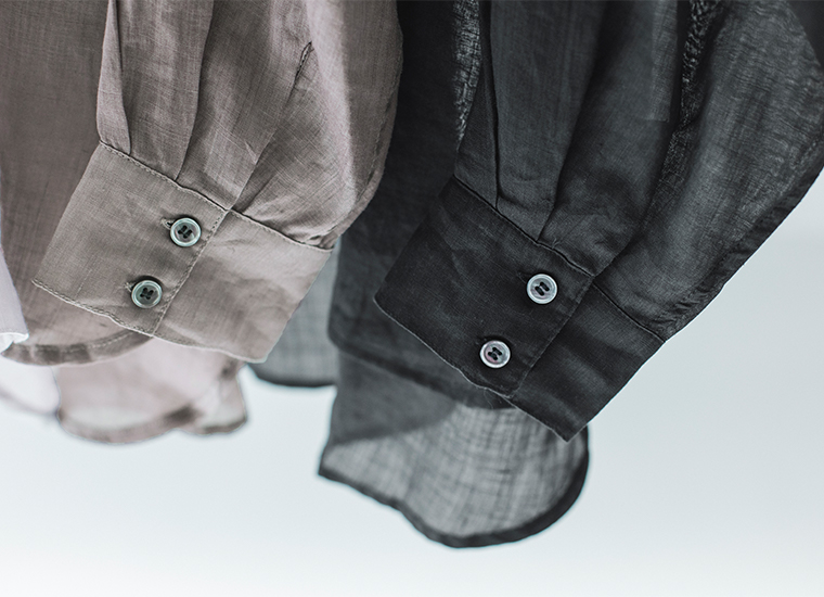 シアーリネンバンドカラーブラウス(ブラウン、ブラック)の掛け袖口寄りカット