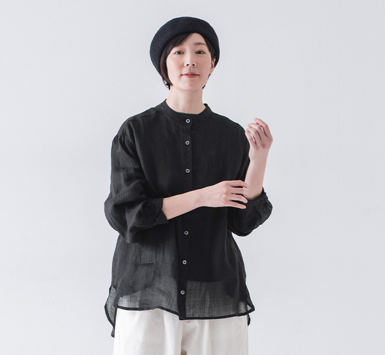 シアーリネンバンドカラーブラウス(ブラック)着用の上半身寄り前カット