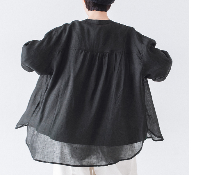 シアーリネンバンドカラーブラウス(ブラック)着用の上半身寄りバックシルエット