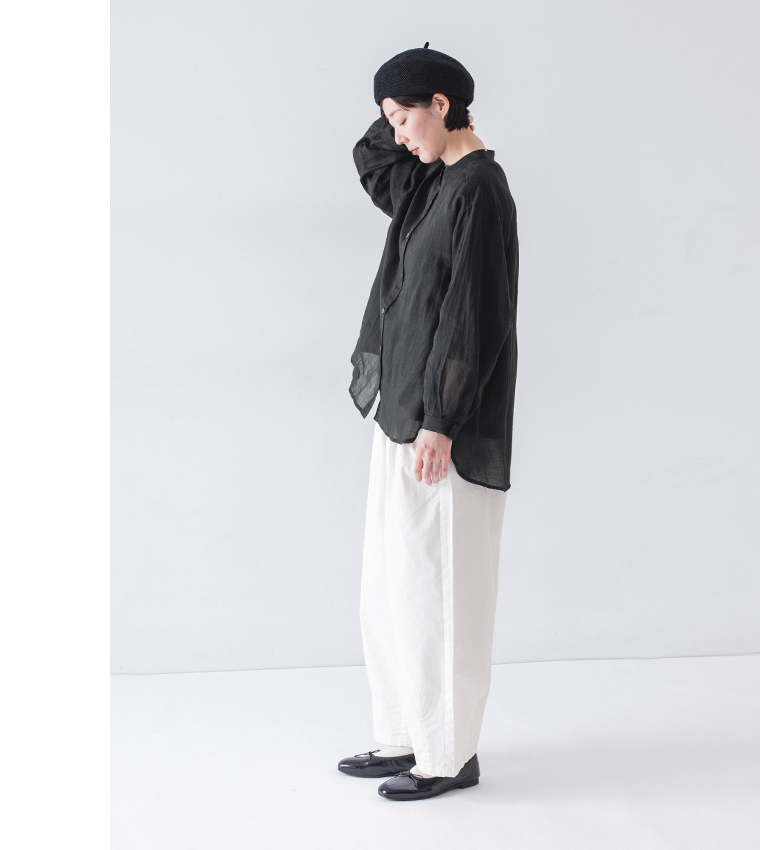 シアーリネンバンドカラーブラウス(ブラック)着用の全身横カット