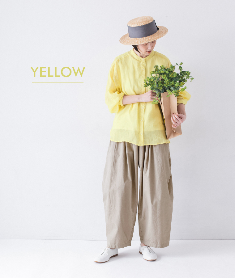 シアーリネンバンドカラーブラウス(イエロー)着用の全身コーディネート
