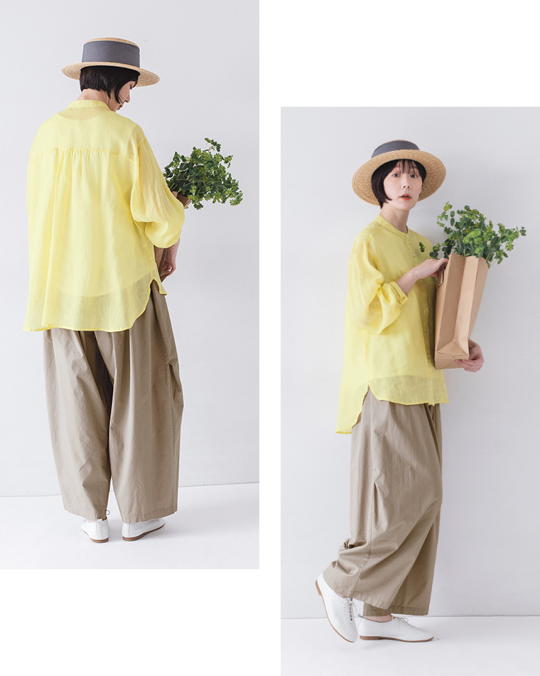 シアーリネンバンドカラーブラウス(イエロー)着用の全身後ろと斜め前のカット