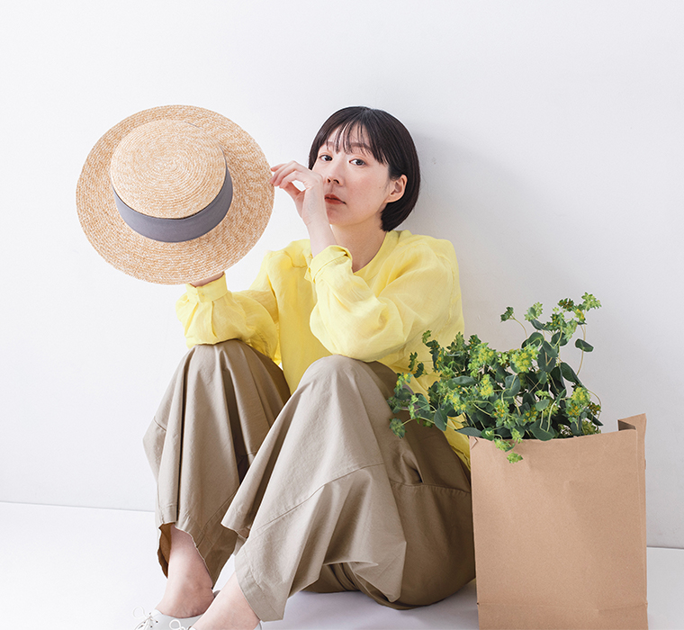 シアーリネンバンドカラーブラウス(イエロー)着用の座ったカット