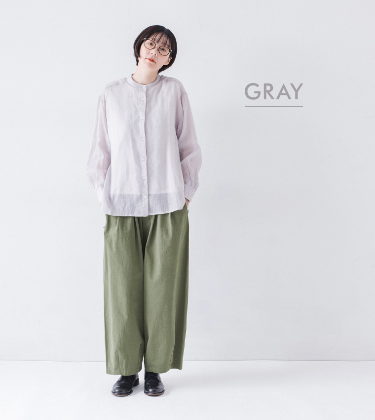 シアーリネンバンドカラーブラウス(グレー)着用の全身コーディネート